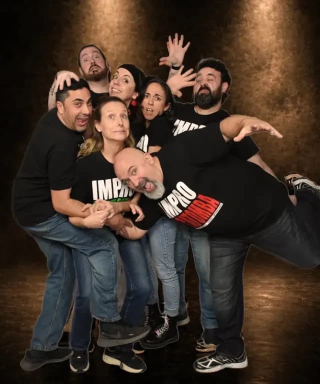 Impro Acatomba sobre un escenario con focos y humo