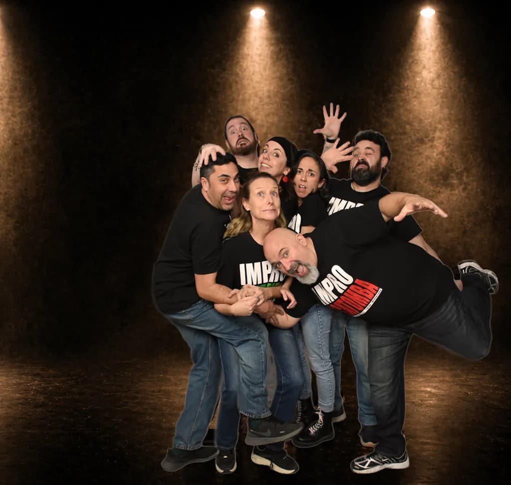 Impro Acatomba sobre un escenario con focos y humo